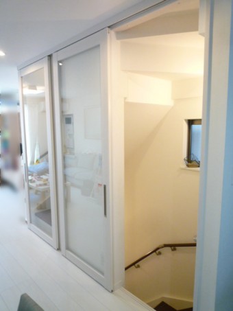 戸建て階段部分に建具を取り付け冷暖房効率ＵＰ！！